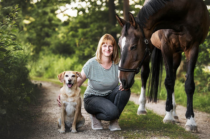 Melanie Haug mit Hund und Pferd